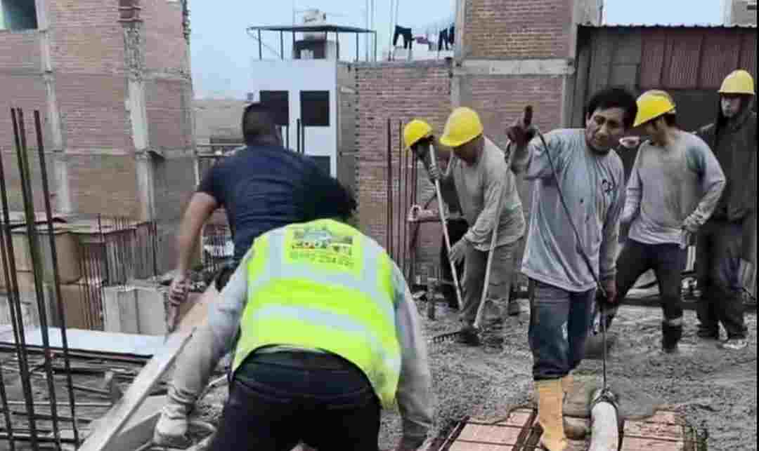 Un servicio de concreto premezclado a domicilio atiende una obra en Coyoacán, ofreciendo entrega rápida y atención profesional..jpg